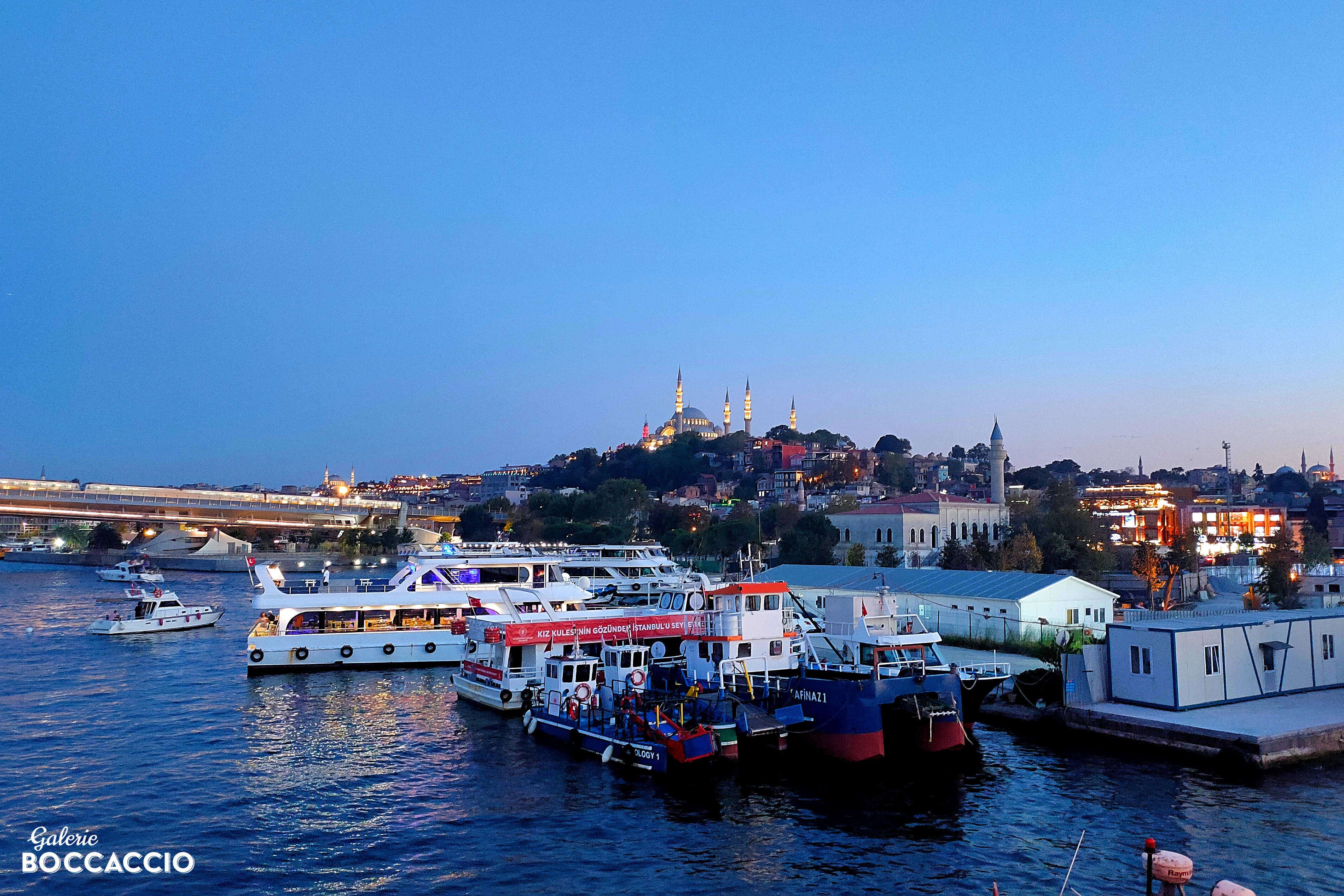 Noční scenérie Istanbulu.