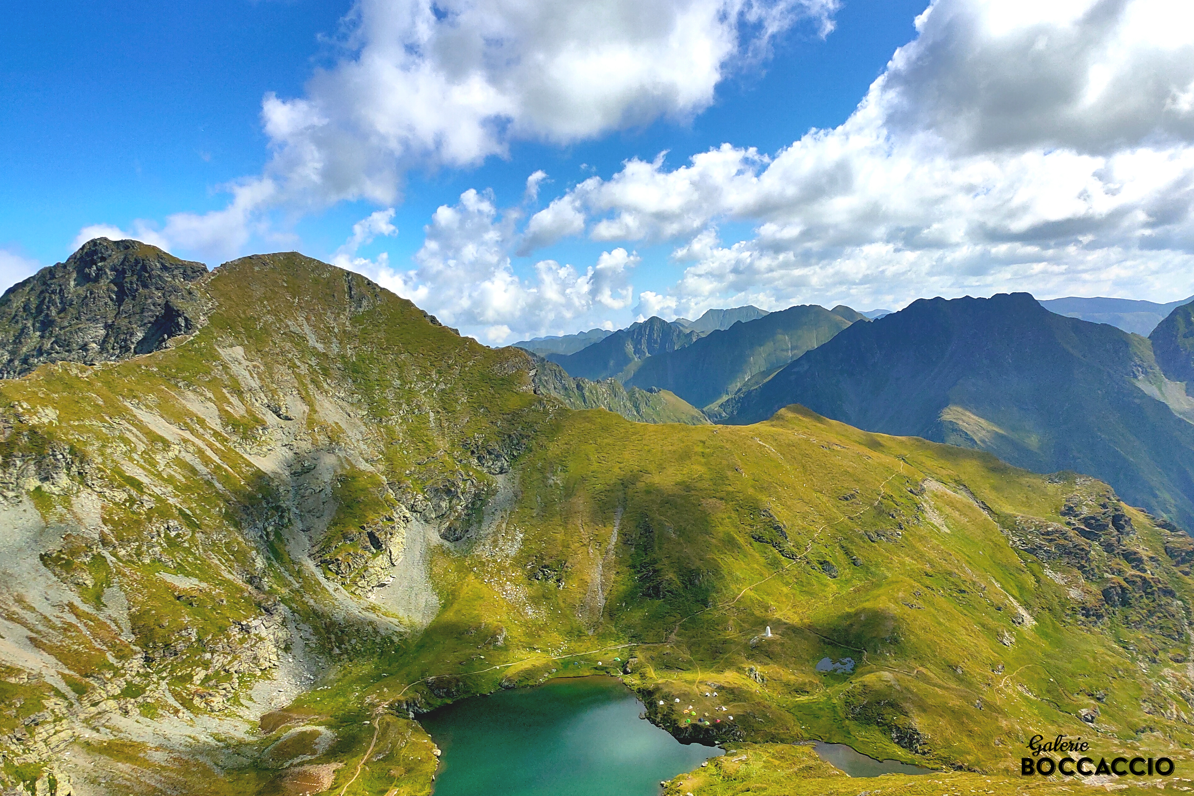 Jezero Capra pod stejnojmennou horou. Zcela vlevo hora Vânătoarea lui Buteanu (2507 m n. m.).