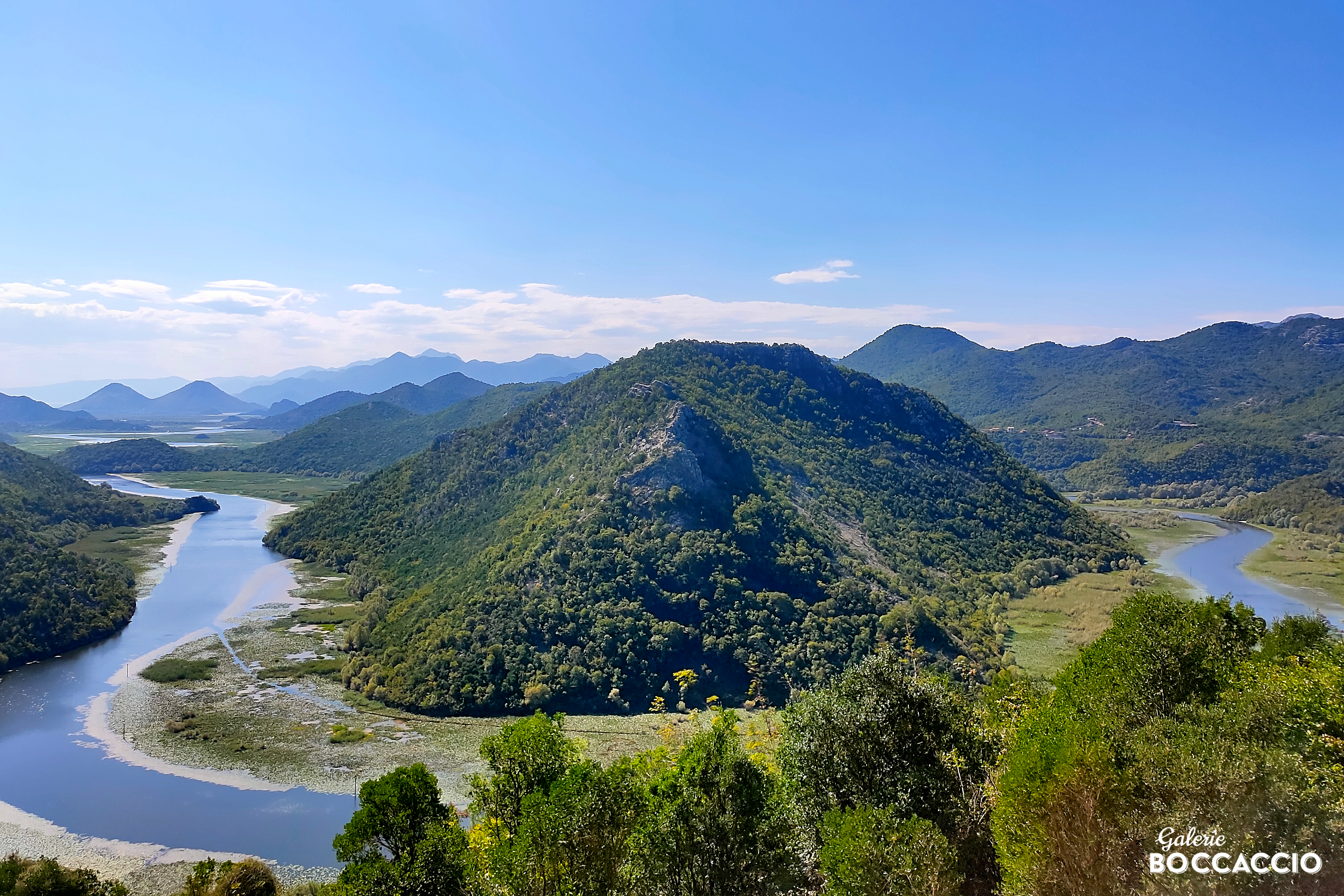 Meandr Pavlova Strana na řece Crnojevica v Černé Hoře.