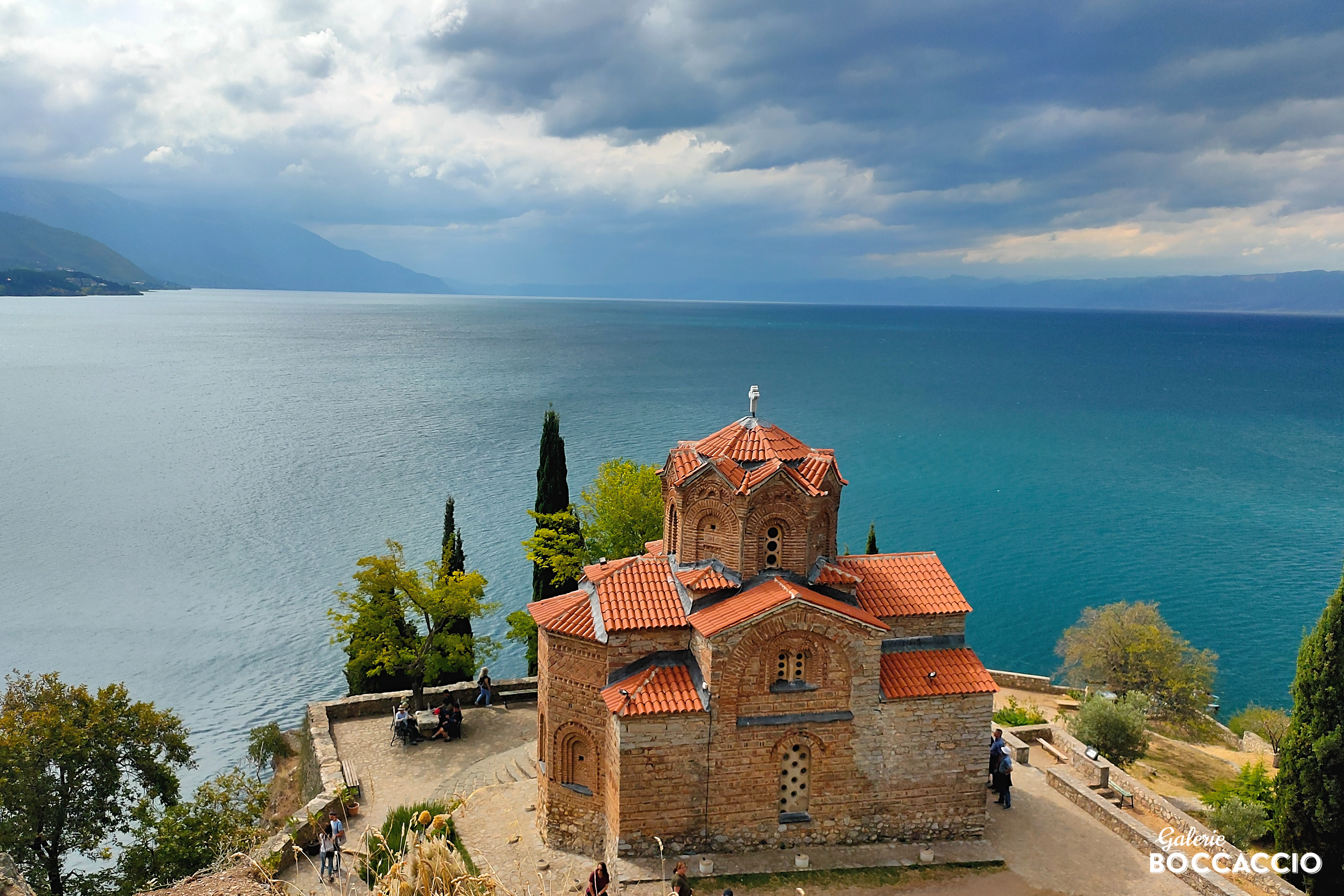 Kostel sv. Jovan Kaneo a Ochridské jezero.