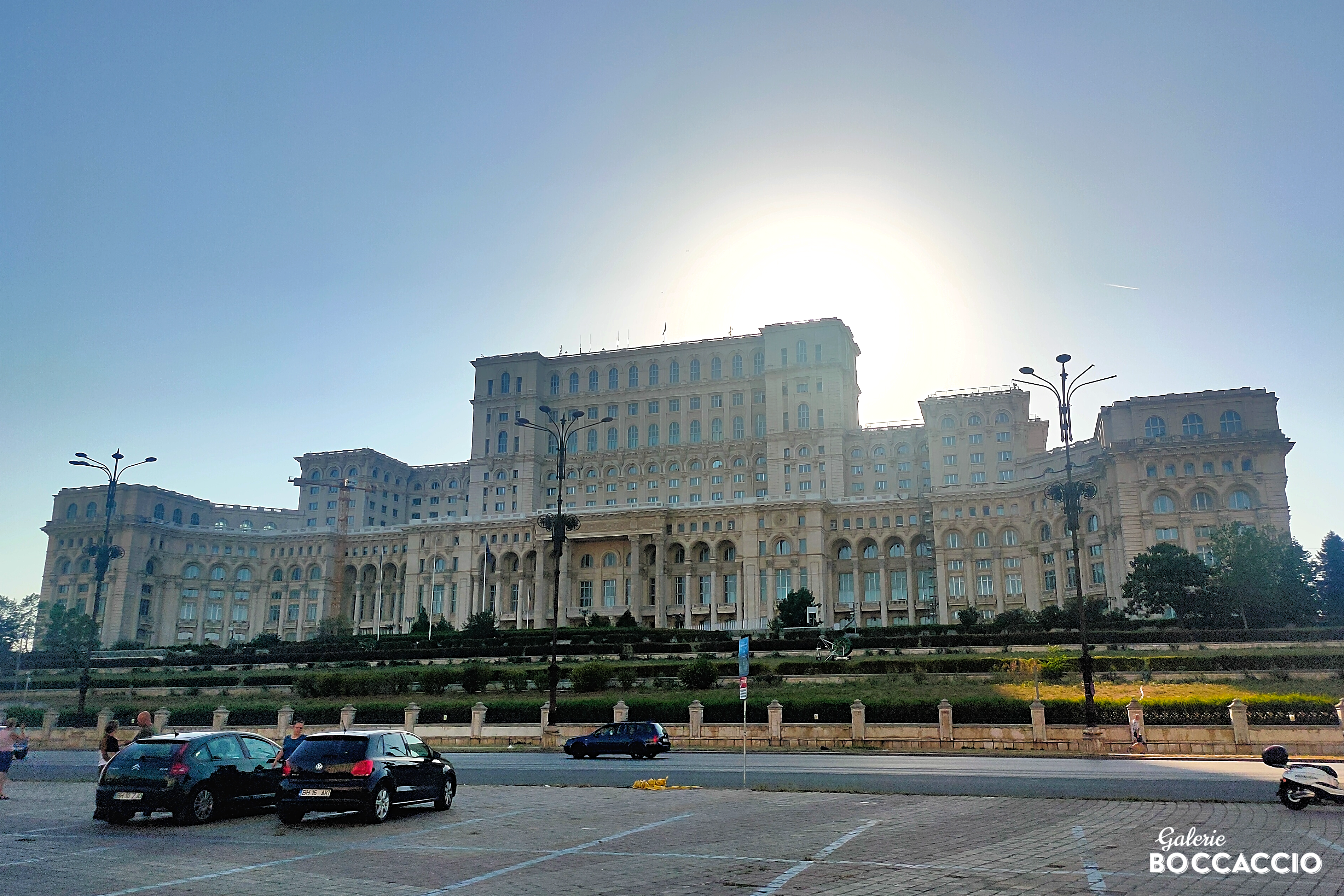 Palác parlamentu v Bukurešti je oficiálně nejtěžší budova na světě a po Pentagonu druhá největší administrativní stavba planety, na jejíž stavbu padlo neuvěřitelný milion kubických metrů mramoru a 3 500 tun křišťálu.