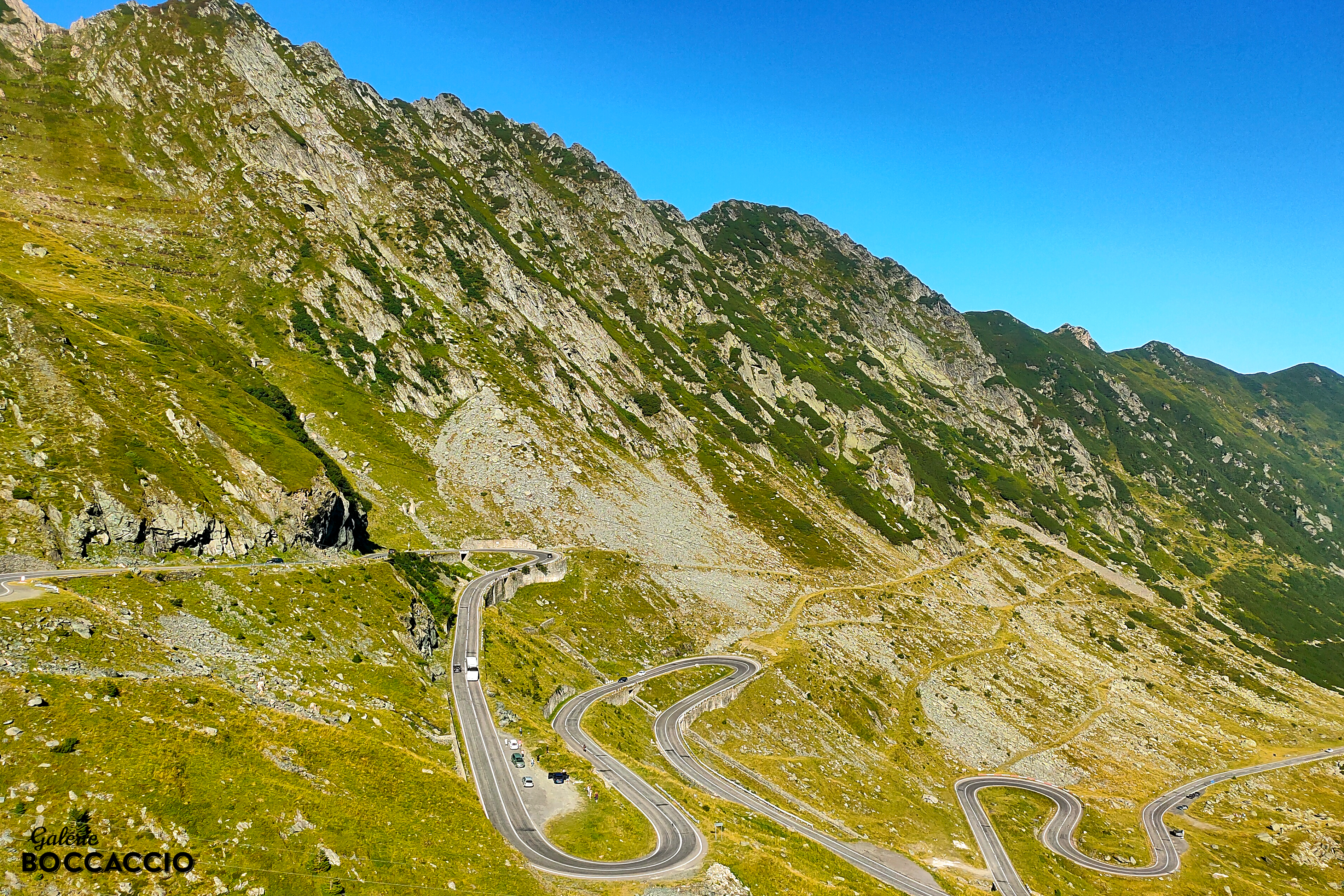 Transfagarasan je rumunský horský silniční přechod zvaný také jako „Cesta v oblacích“.