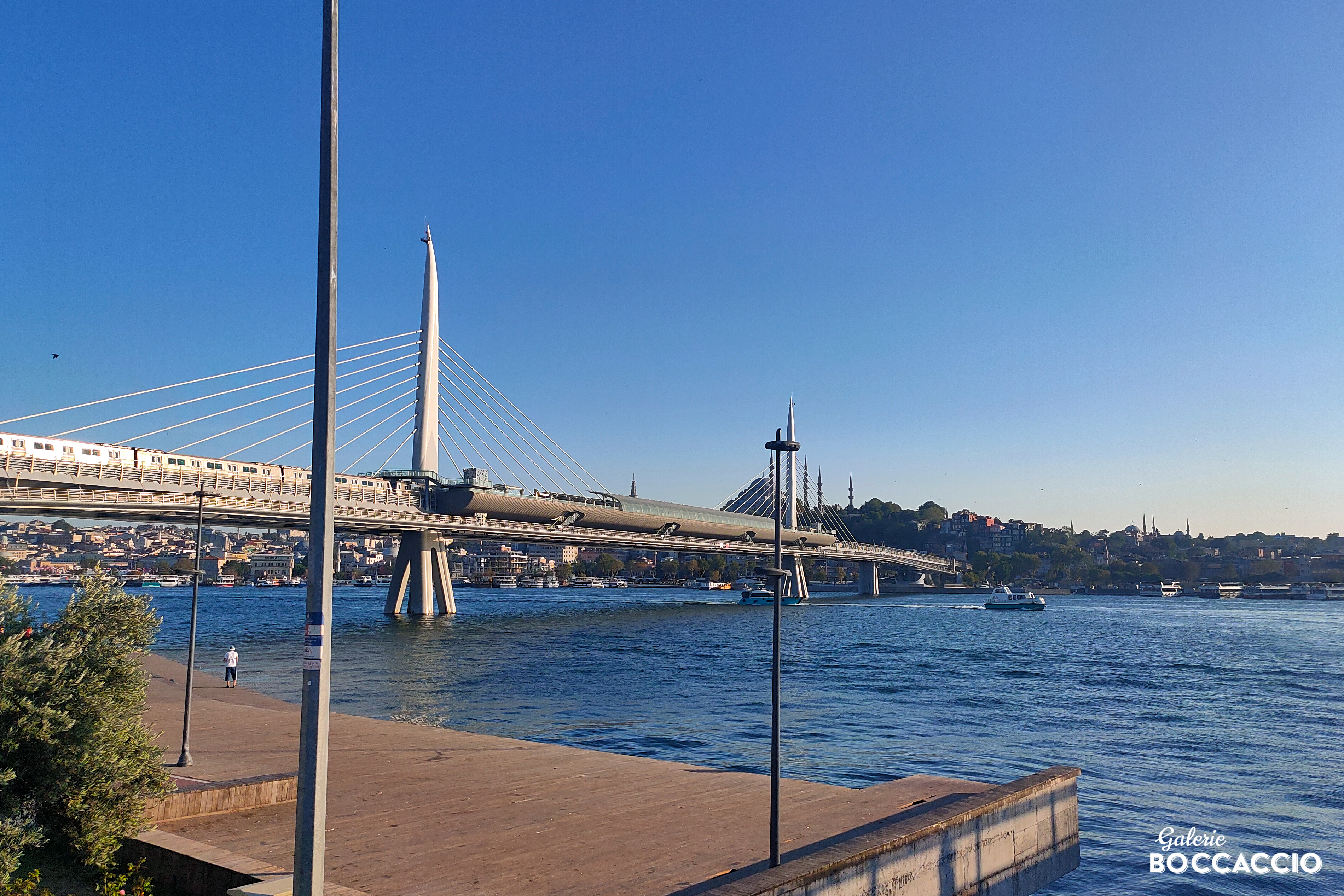 Železniční most nad Zlatým rohem v Istanbulu.